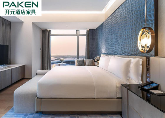 Hilton Hotel Bedroom Set Mengkoordinasikan Pelapis Lembut Warna Blocking Dekorasi Dinding Kamar Tidur